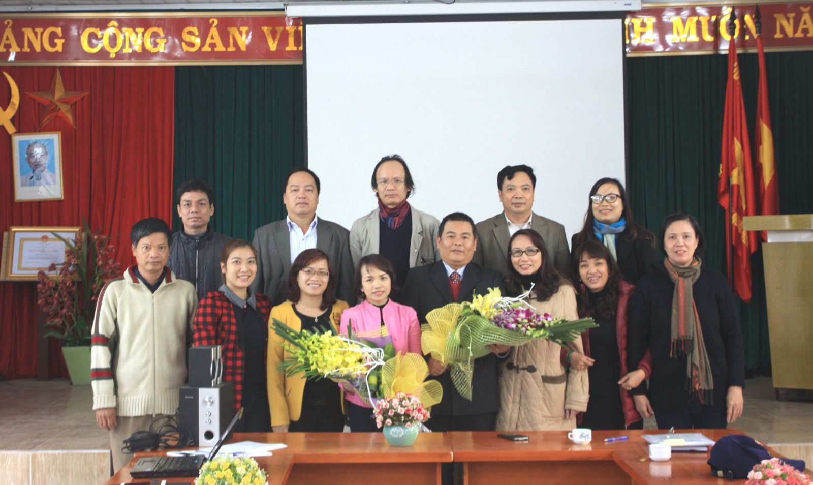 Chi bộ khối Quản lý tổ chức lễ kết nạp đảng cho đồng chí Đinh Việt Hưng và Vũ Thùy Hương